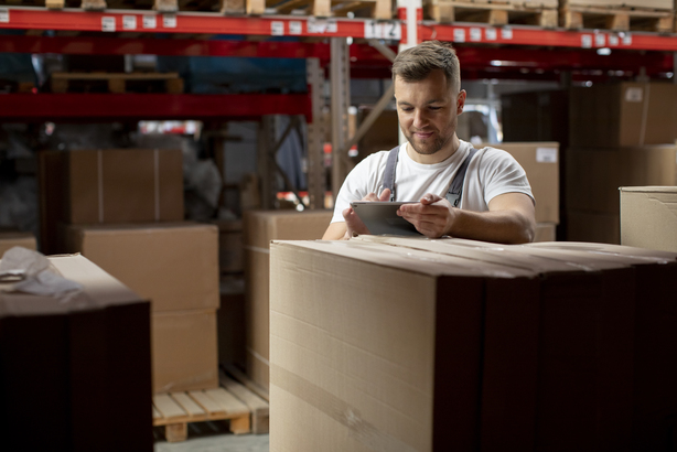 Amazon crește salariile angajaților din SUA