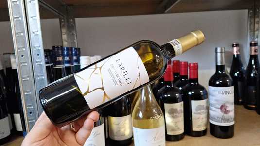 Vinul zilei: un vin obținut din soiul antic Greco, adus de greci acum 2000 de ani în Avellino. Floral și fructat, cu prospețime minerală, ideal pentru seri mediteraneene