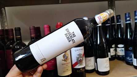 Vinul zilei: un cupaj roșu intens din Africa de Sud, cu mure, lavandă, afine și prune coapte. Elegant și mătăsos, ideal alături de carne roșie, vânat sau brânzeturi. Cotat cu 93 puncte Tim Atkin, 91 puncte James Suckling și 90 puncte Vinous