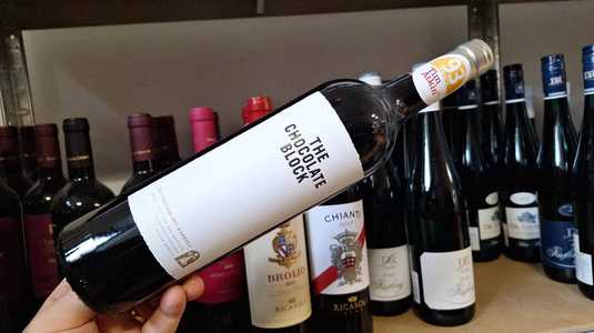 Vinul zilei: un asamblaj roșu dominat de Syrah, de la o cramă din Africa de Sud. Cotat cu 93 puncte Tim Atkin, 91 puncte James Suckling și 90 puncte Vinous. Arome de fructe roșii, mocha și violete zdrobite
