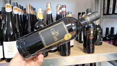 Vinul zilei: un roșu rubiniu intens, maturat 12 luni în stejar american. Catifelat și corpolent, cu prune coapte, cireșe negre, vanilie și condimente fine