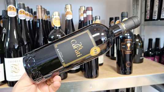 Vinul zilei: un vin roșu prietenos și suculent, cu arome de fructe roșii coapte, vișine amărui, ciocolată, zahăr brun și un final vanilat. Ideal alături de preparate din vânat, carne roșie sau brânzeturi maturate