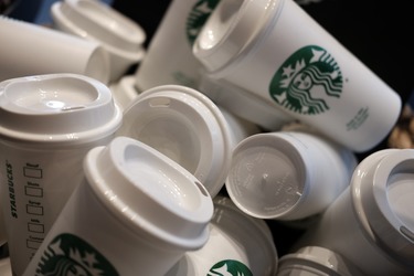 Starbucks a refuzat să scrie pe pahar numele controversat cerut de un client. Compania vine acum cu scuze și explicații 