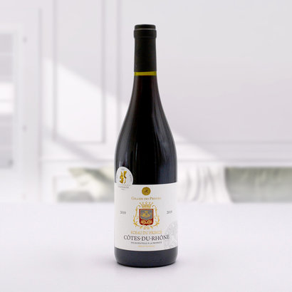 Vinul zilei: un Côtes-du-Rhône elegant și echilibrat, cu Grenache dominant, secondat de Syrah și Mourvèdre, un vin catifelat și condimentat, dublu medaliat cu Aur