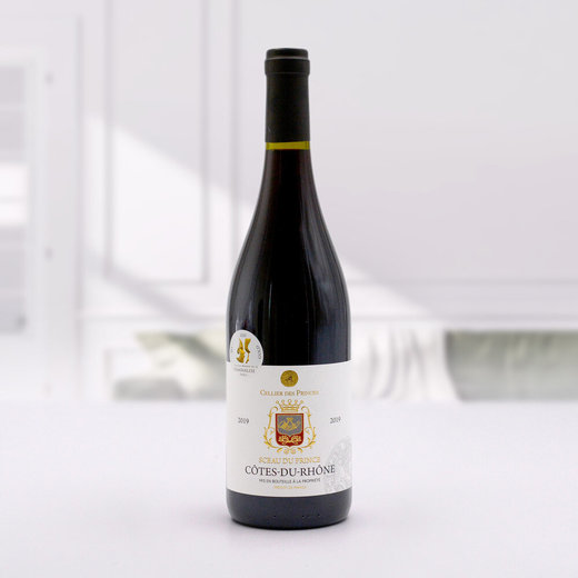 Vinul zilei: un Côtes-du-Rhône elegant și echilibrat, cu Grenache dominant, secondat de Syrah și Mourvèdre, un vin catifelat și condimentat, dublu medaliat cu Aur