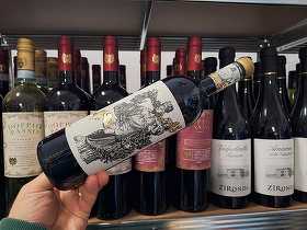 Vinul zilei: un cupaj elegant din Chardonnay și Fetească Regală, cu note de flori de câmp, portocal și accente de vanilie. Gust amplu și revigorant. Savuros alături de carne de curcan, rață, pește sau fructe de mare în sosuri cremoase