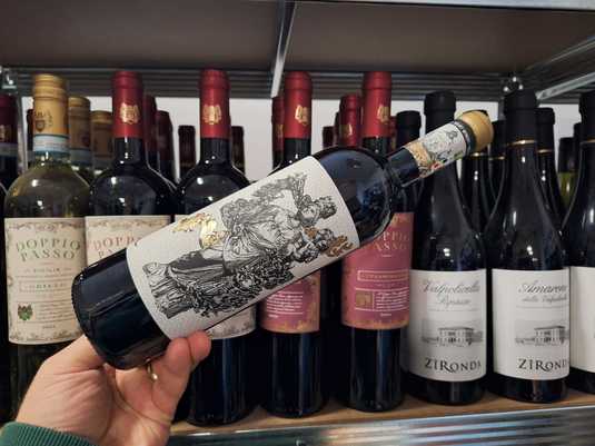 Vinul zilei: un vin alb plin de fructe supracoapte, de la pere și caise până la ananas și grapefruit dulce. Echilibrat, cu final lung și promițător, potrivit alături de curcan, rață, pește sau fructe de mare