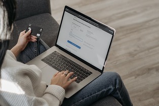 Amendă după un atac cibernetic la un site românesc de comerț online. Clienții s-au trezit cu bani lipsă de pe carduri