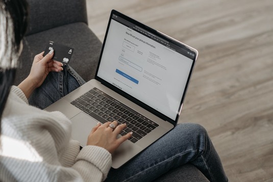 Amendă după un atac cibernetic la un site românesc de comerț online. Clienții s-au trezit cu bani lipsă de pe carduri