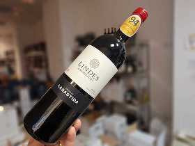 Vinul zilei: un Rioja rubiniu intens, cotat cu 94 puncte Robert  Parker și 92 puncte James Sucklinh. Arome de mure, nuanțe piperate și accente minerale. Structurat și elegant, acest vin este ideal alături de brânzeturi maturate, carne roșie sau paste boga