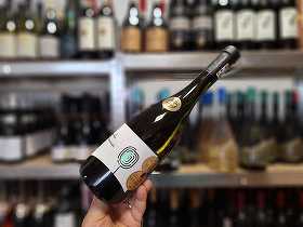 Vinul zilei: un Sauvignon Blanc de la o cramă din Transilvania, un vin alb care dezvăluie note de pomelo, fructul pasiunii și flori de soc. Desemnat cel mai vândut alb românesc la Unvinpezi.ro 2024–2025
