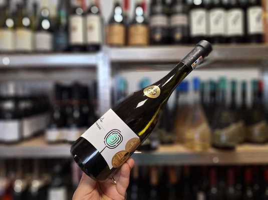 Vinul zilei: un Sauvignon Blanc din Transilvania, desemnat cel mai vândut alb românesc la Unvinpezi.ro în perioada 2024–2025. Fructe bine maturate, aciditate vie și o profunzime rară