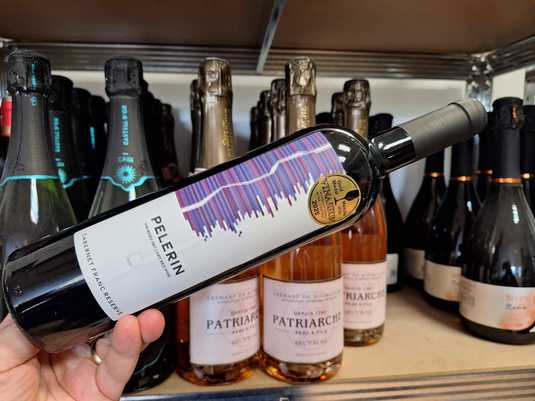 Vinul zilei: un Cabernet Franc din inima Olteniei, cu note de afine, cireșe sălbatice, vanilie, piper roșu și tabac. Savuros alături de brânzeturi, carne roșie sau sushi