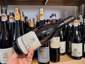 Vinul zilei: un Châteauneuf-du-Pape intens și catifelat, 100% Grenache, 92 puncte Robert Parker, un roșu elegant, cu arome de vișine negre și condimente fine, ideal pentru preparate din carne și brânzeturi maturate