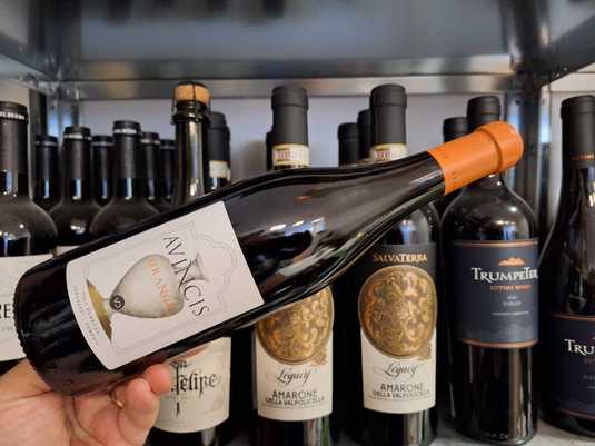 Vinul zilei: un vin care unește două lumi – eleganța unui alb și corpolența unui roșu, într-o armonie perfectă. Un orange wine din Drăgășani, cu note de citrice, gutuie, mandarine și busuioc
