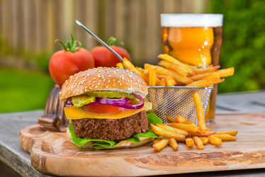 DECIZIE Termenii friptură, cârnat și hamburger - interziși pentru produse care nu conțin carne