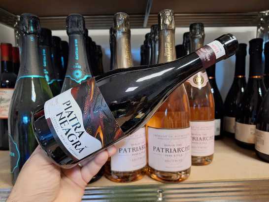 Vinul zilei: un cupaj de Cabernet Sauvignon, Merlot și Saperavi, de la o cramă din Republica Moldova, un vin cu note de coacăze, cireșe negre, mure, vișine, cafea prăjită și condimente dulci. Savuros alături de carne roșie, vânat sau brânzeturi maturate