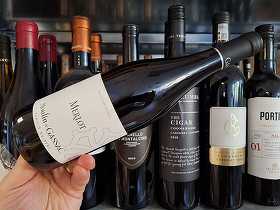 Vinul zilei: un Merlot bio din sudul Franței, cu arome de fructe de pădure și condimente mediteraneene, echilibrat, proaspăt și ideal alături de brânzeturi moi, carne roșie sau paste în sosuri simple