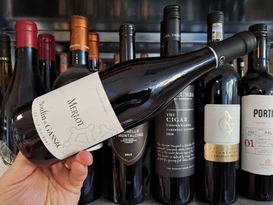 Vinul zilei: un Merlot bio din sudul Franței, cu arome de fructe de pădure și condimente mediteraneene, echilibrat, proaspăt și ideal alături de brânzeturi moi, carne roșie sau paste în sosuri simple