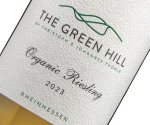 Vinul zilei: un Riesling de Rin cu note minerale și citrice, gust care amintește de piersici coapte și mere verzi, completat de o aciditate vioaie. Savuros alături de antreuri ușoare, salate proaspete sau preparate cu influențe asiatice