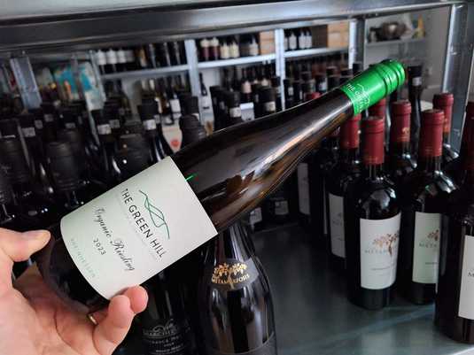Vinul zilei: un Riesling de Rin care cucerește cu arome olfactive de lime, grapefruit, mere verzi și subtile note florale. Un vin suculent, plin de energie și prospețime, ideal pentru mesele ușoare sau momentele de relaxare