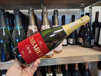 Vinul zilei: o Cava elegantă și premiată la concursurile din domeniu. Perlare fină, arome florale și fructate. Gust proaspăt, cu note de gutuie și patiserie fină. Ideal alături de preparate asiatice ușoare sau pentru aperitive cu stil