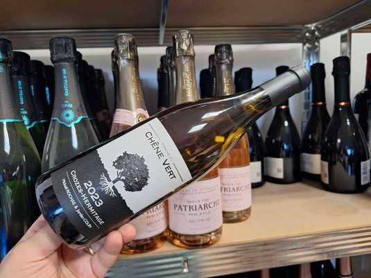 Vinul zilei: un cupaj alb catifelat și elegant, din inima regiunii Rhône, un vin cu arome de fructe albe, migdale prăjite și vanilie, savuros alături de pește, carne albă sau preparate cu ciuperci