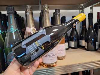 Vinul zilei: un Chardonnay serios și ambițios, cu note de fruct copt, exotic, piersici, caise, tartă cu vanilie, nuci prăjite și patiserie cu unt. Un vin gastronomic, savuros alături de paste cu sosuri pe bază de brânză, pește alb, fructe de mare sau carn