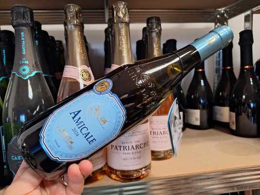 Vinul zilei: un cupaj alb italian obținut din Chardonnay, Gewürztraminer și Pinot Blanc. Impresionează prin aromele de ananas, mango, piersică albă, flori de salcâm și accente de vanilie. Savuros alături de pește, fructe de mare, carne de pui