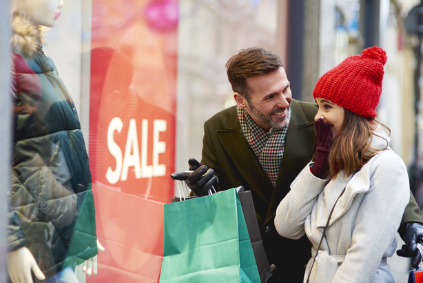 Americanii vor scoate mai mulți bani din buzunar de sărbători din cauza tarifelor lui Trump