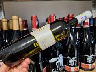 Vinul zilei: un cupaj alb transilvănean, obținut din Muscat Ottonel și Fetească Regală, cu note olfactive de flori albe, pere coapte, citrice și miere, urmate pe palat. Un vin alb cu personalitate și echilibru