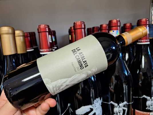 Vinul zilei: un roșu obținut din Garnacha Tintorera și Monastrell, cu arome de condimente, tămâie, lavandă și afine. Savuros alături de friptură de vită, miel sau rață. Cotat cu 92 de puncte Robert Parker