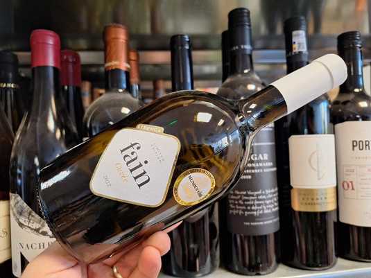 Vinul zilei: un asamblaj elegant de Chardonnay, Sauvignon Blanc și Muscat Ottonel, de la o cramă situată pe Dealurile Moldovei, un vin alb cu un melanj de fructe albe coapte, note florale și ierboase, toate susținute de o aciditate potrivită