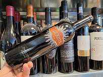 Vinul zilei: un asamblaj roșu de Merlot și Sangiovese, cu arome de mure coapte, afine și tente de ciocolată și cedru. Cotat cu 94 de puncte James Suckling, 90 de puncte Robert Parker și 90 de puncte Wine Spectator