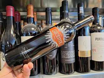 Vinul zilei: un asamblaj roșu de Merlot și Sangiovese, cu arome de mure coapte, afine și tente de ciocolată și cedru. Cotat cu 94 de puncte James Suckling, 90 de puncte Robert Parker și 90 de puncte Wine Spectator