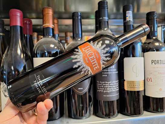 Vinul zilei: un asamblaj roșu de Merlot și Sangiovese, cu arome de mure coapte, afine și tente de ciocolată și cedru. Cotat cu 94 de puncte James Suckling, 90 de puncte Robert Parker și 90 de puncte Wine Spectator