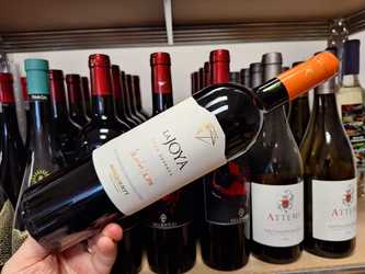 Vinul zilei: un Merlot originar din Valea Colchagua, Chile, un vin cu note de coacăze, mure, vanilie, trandafir, nucșoară și cacao. De savurat alături de carne de curcan, porc sau chiar creveți