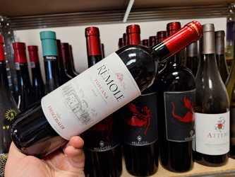 Vinul zilei: un roșu versatil, prietenos, ideal pentru cinele de zi cu zi, un vin cu o amprentă toscană și o semnătură nobilă, de la o cramă cu o tradiție viticolă veche de 700 de ani
