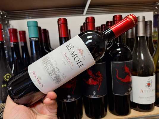 Vinul zilei: un roșu toscan obținut din Sangiovese și Cabernet Sauvignon, cu arome de afine, zmeură, coacăze roșii, prune și cireșe coapte. Savuros alături de mezeluri fine, paste sau fripturi