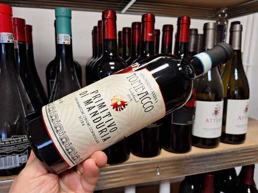 Vinul zilei: un Primitivo din Puglia, cu note de dulceață de coacăze negre, prune coapte, piper și vanilie. Cu o aciditate bine integrată și o mineralitate discretă, vinul însoțește perfect preparatele din carne de miel, fripturi la cuptor sau brânzeturi maturate