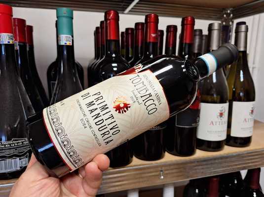 Vinul zilei: un Primitivo de la o cramă cu o lungă tradiție viticolă în Puglia – un vin cu arome concentrate, structură catifelată și un caracter cald, tipic sudului Italiei. Ideal alături de cine bogate și mâncăruri consistente