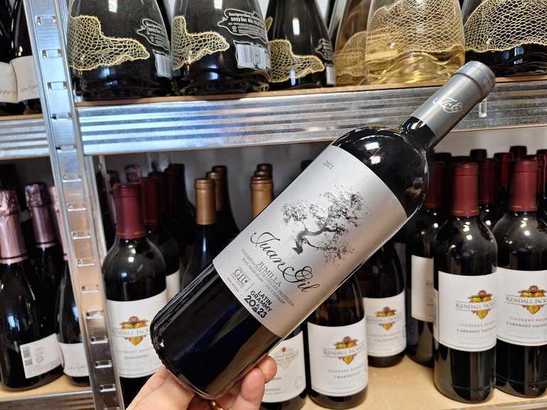 Vinul zilei: un Monastrell autentic, cu echilibru, forță și eleganță, un mix de arome de fructe coapte, măsline negre sărate și tente exotice de ceai negru. Savuros alături de piept de rață cu sos de smochine, brânzeturi maturate sau preparate cu legume c