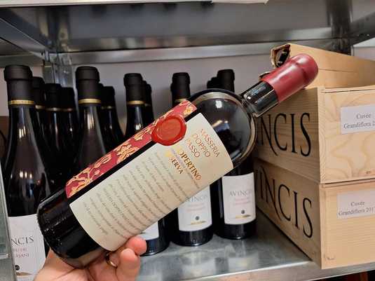 Vinul zilei: un Negroamaro excelent pentru iubitorii de vinuri italiene mature, bine construite și rafinate. Premiat cu Medalie de Aur la Berlin Wine Trophy și Medalie de Aur Gilbert & Gaillard