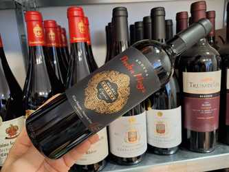 Vinul zilei: un Malbec argentinian ecologic, puternic și echilibrat, cu arome de mure, cireșe negre, condimente și nuanțe vegetale sălbatice. Cotat cu 92 de puncte James Suckling și 91 de puncte Robert Parker