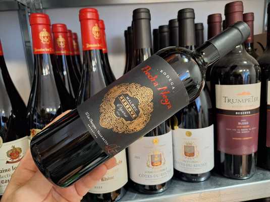 Vinul zilei: un Malbec cotat cu 92 de puncte James Suckling și 91 de puncte Robert Parker, un vin cu arome de fructe de pădure, condimente și ardei negru. Savuros alături de preparate din vânat, brânzeturi maturate sau mâncăruri condimentate