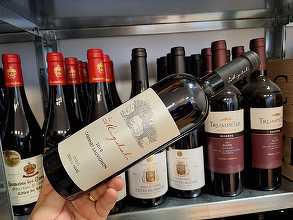 Vinul zilei: un Cabernet Sauvignon românesc, echilibrat și direct, care îmbină armonios aromele vegetale cu cele fructate. Se asociază perfect cu carne la grătar, vânat sau brânzeturi maturate