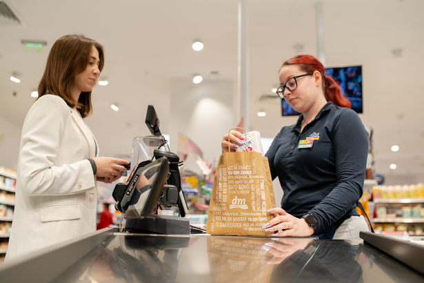Încă un lanț de magazine din România introduce casele self-service