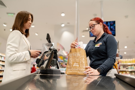 Încă un lanț de magazine din România introduce casele self-service