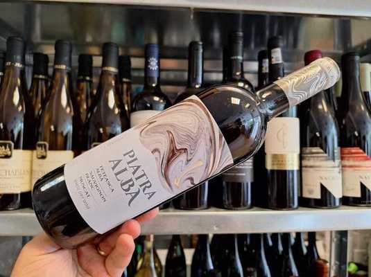 Vinul zilei: un vin alb de la o cramă binecunoscută din Republica Moldova. Premiat cu Medalie de Aur la Vinarium și Medalie de Argint la Concours Mondial Bruxelles, vinul cucerește prin aromele sale florale și fructate