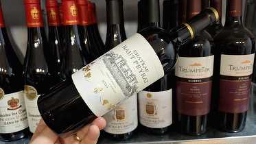 Vinul zilei: un cupaj din Bordeaux, obținut din Merlot, Cabernet Franc și Cabernet Sauvignon, un vin cu arome complexe de fructe negre și condimente picante. Savuros alături de carne roșie, brânzeturi și paste cu sosuri bogate